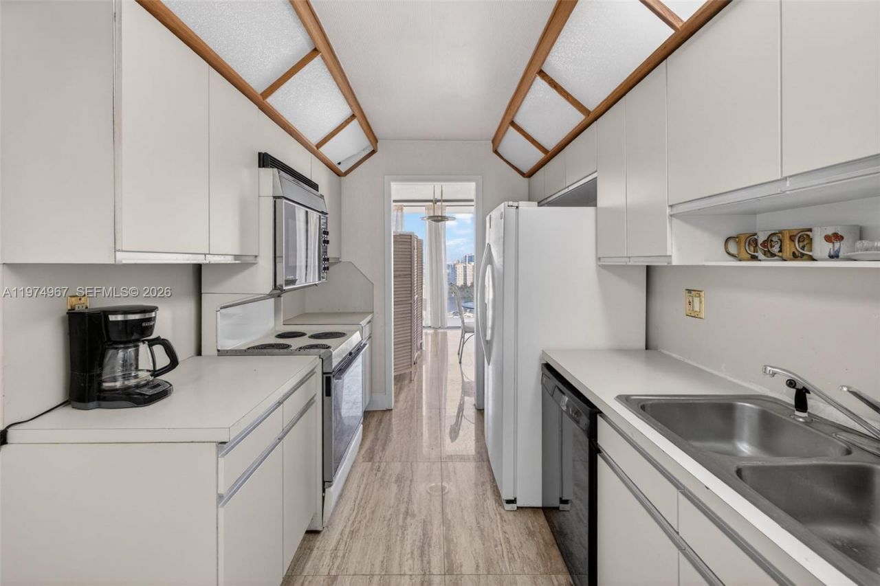 19355 Turnberry Way , Unit 17C, Aventura, FL 33180 Photo