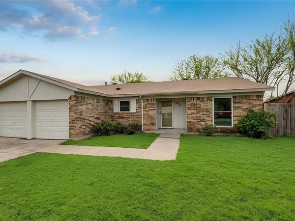 551 Rockledge Drive , Saginaw, TX 76179