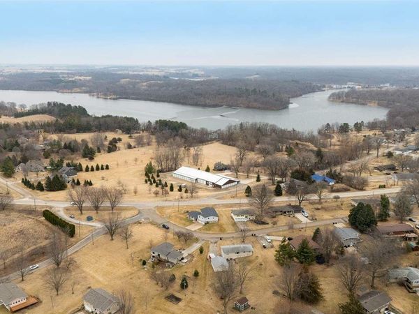 301 Lake View Dr NE, Solon, IA 52333