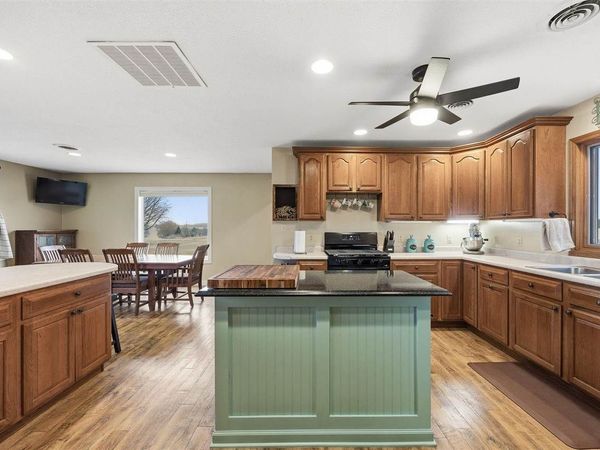 301 Lake View Dr NE, Solon, IA 52333