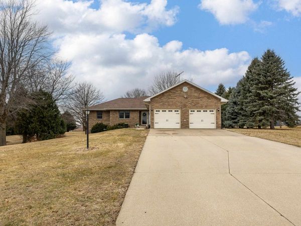 10699 Blue Jay Drive, Peosta, IA 52068