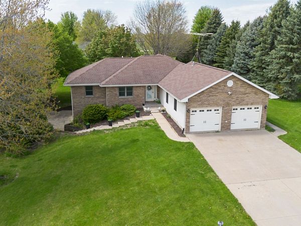 10699 Blue Jay Drive, Peosta, IA 52068
