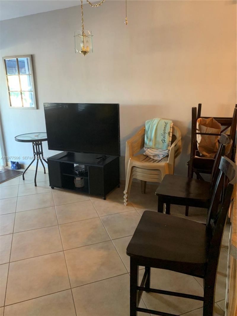 322 Taylor St, Unit 2D, Hollywood, FL 33019 Photo