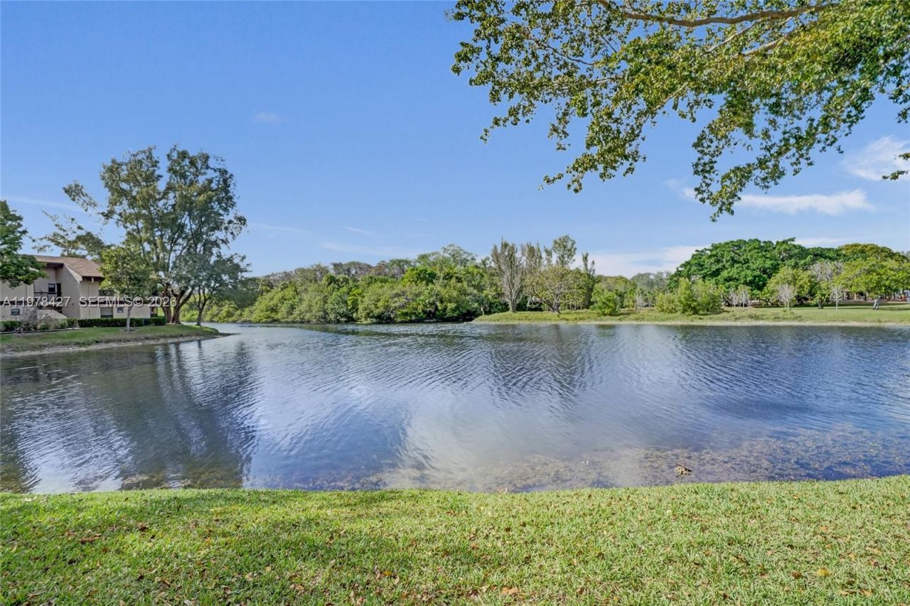 2541 N Carambola Cir N , Unit 1832, Coconut Creek, FL 33066 Photo