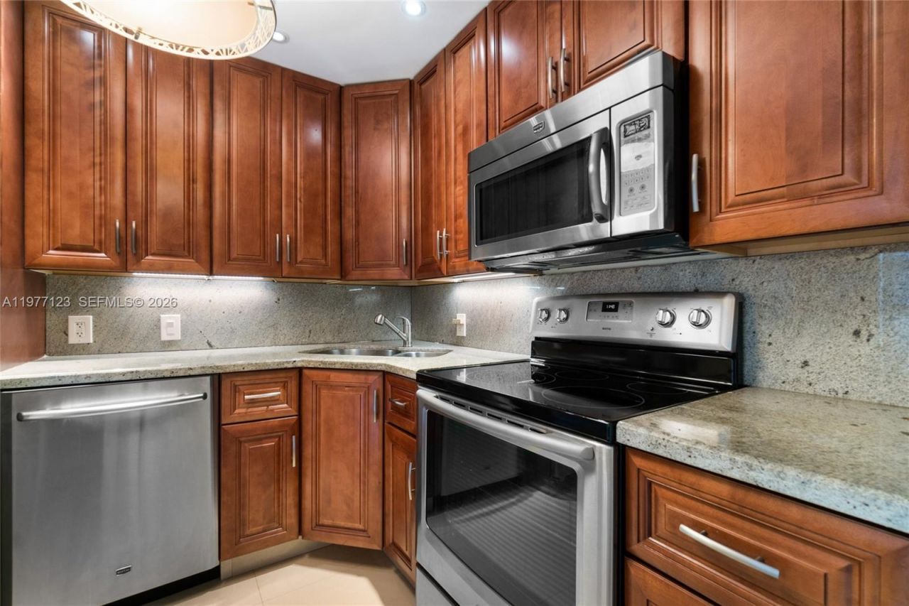 3401 N Country Club Dr , Unit 510, Aventura, FL 33180 Photo