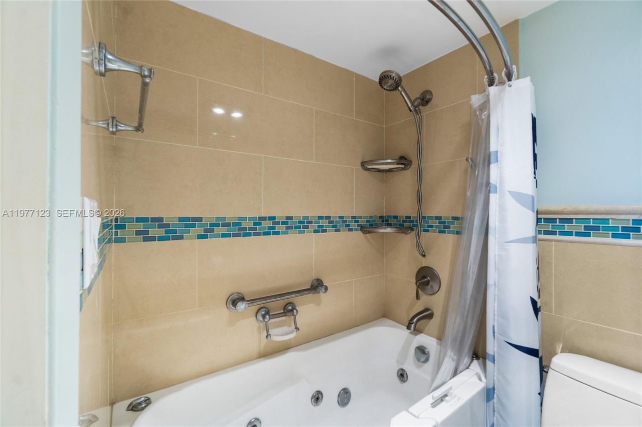 3401 N Country Club Dr , Unit 510, Aventura, FL 33180 Photo