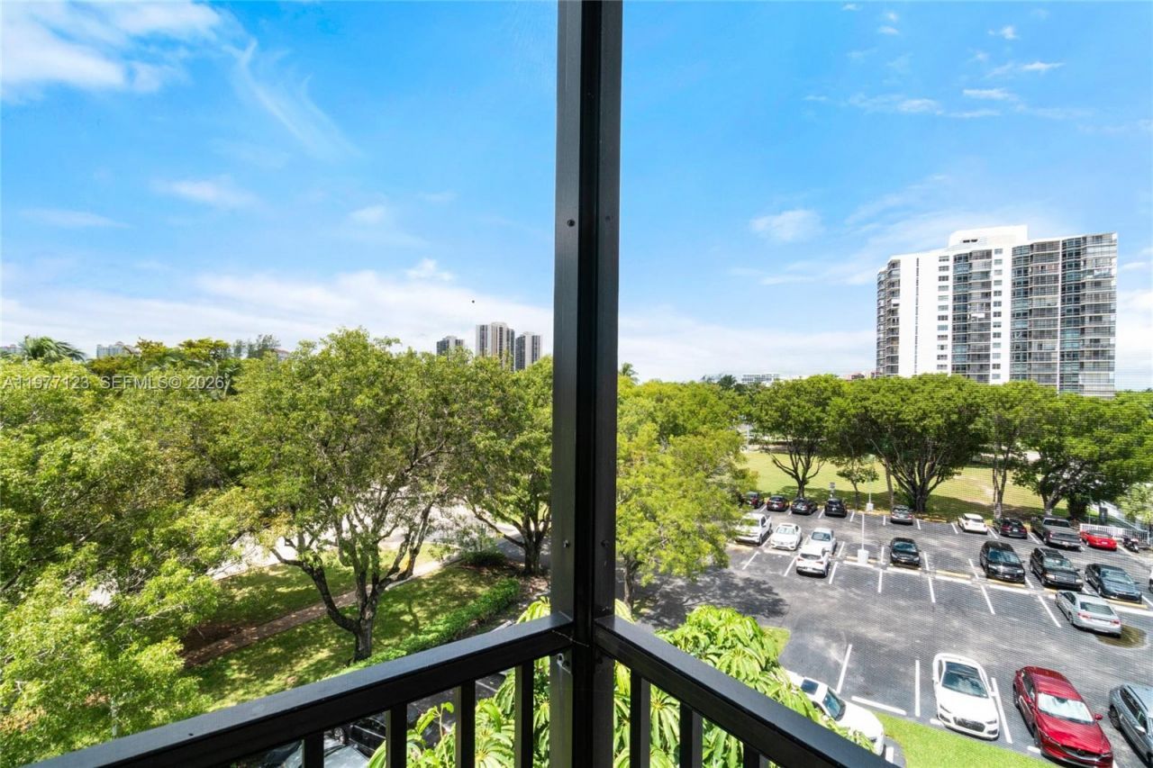 3401 N Country Club Dr , Unit 510, Aventura, FL 33180 Photo