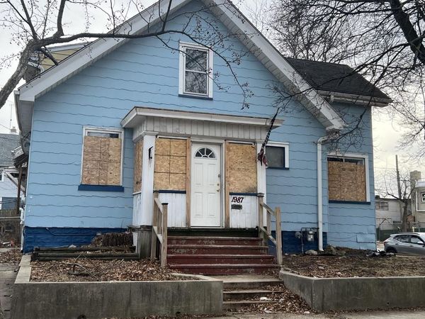 1987 W Melvina STREET, Milwaukee, WI 53206