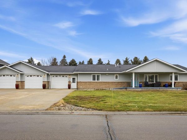 211 Hackberry Court, Kindred, ND 58051