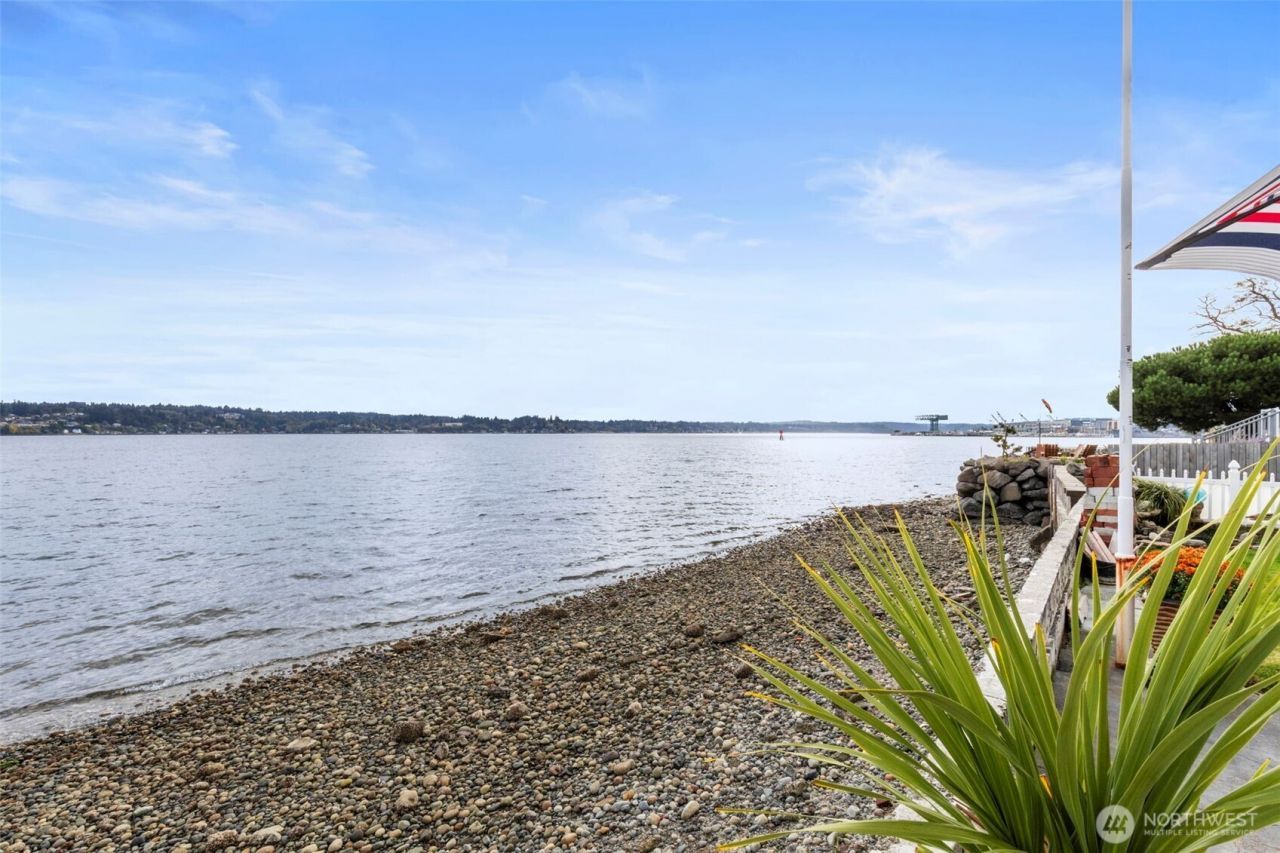 609 Shore Dr, Bremerton, WA 98310