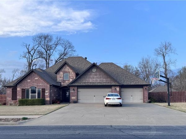 3601 NE Oaktrace Avenue, Bentonville, AR 72712