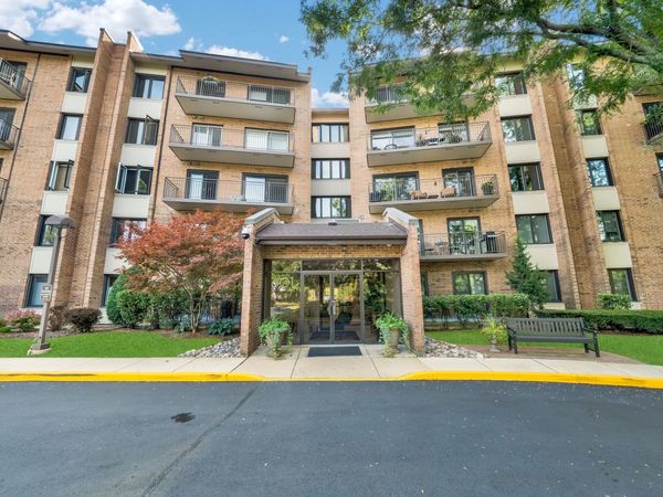 601 Lake Hinsdale Drive , Unit 301, Willowbrook, IL 60527