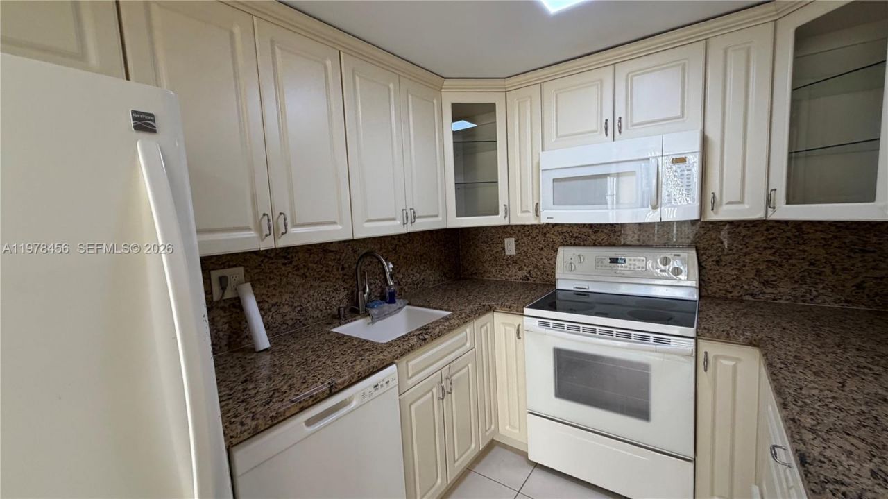 200 172nd St , Unit 304, Sunny Isles Beach, FL 33160 Photo