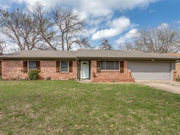 5828 Wales Avenue , Fort Worth, TX 76133