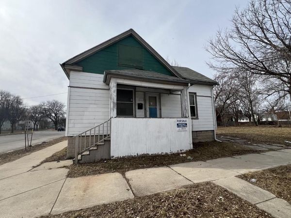 2901 N Mother Simpson WAY, Milwaukee, WI 53206
