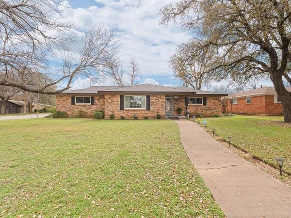 1001 Princeton Place , Cleburne, TX 76033