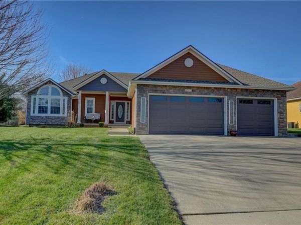 4612 SW Gull Point Drive, Lee's Summit, MO 64082