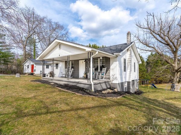 6 Nelson Road, Hendersonville, NC 28791