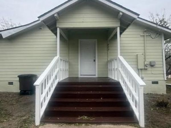 823 Monterrey ST, Lockhart, TX 78644