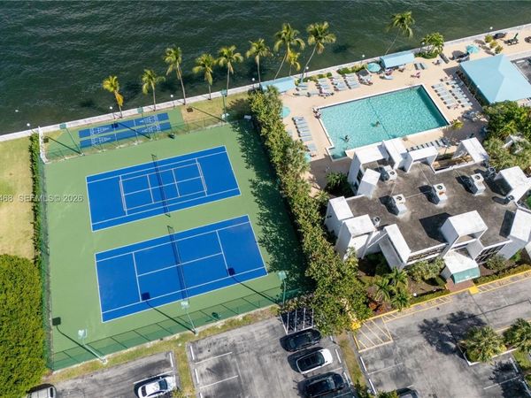 1000 Parkview Dr, Unit 115, Hallandale Beach, FL 33009