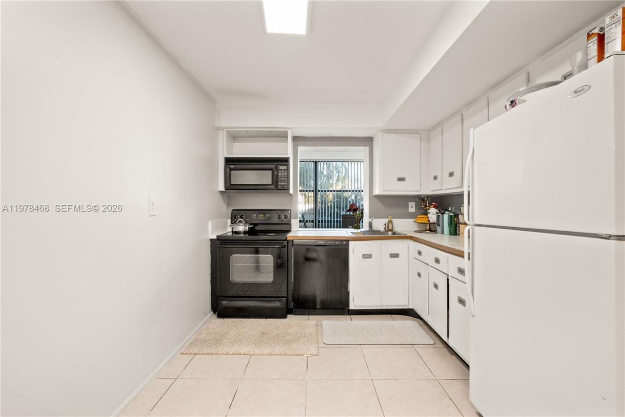 1000 Parkview Dr, Unit 115, Hallandale Beach, FL 33009 Photo