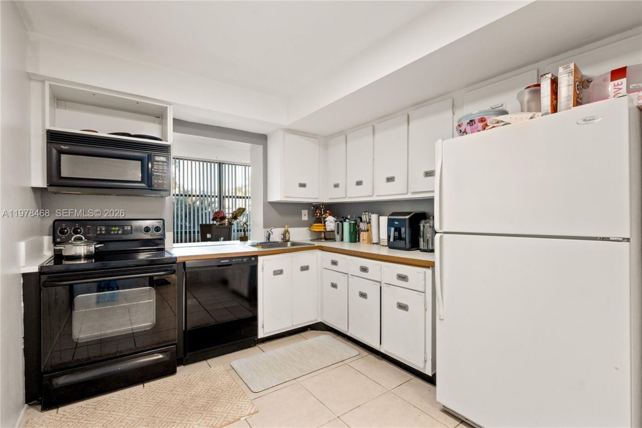 1000 Parkview Dr, Unit 115, Hallandale Beach, FL 33009 Photo