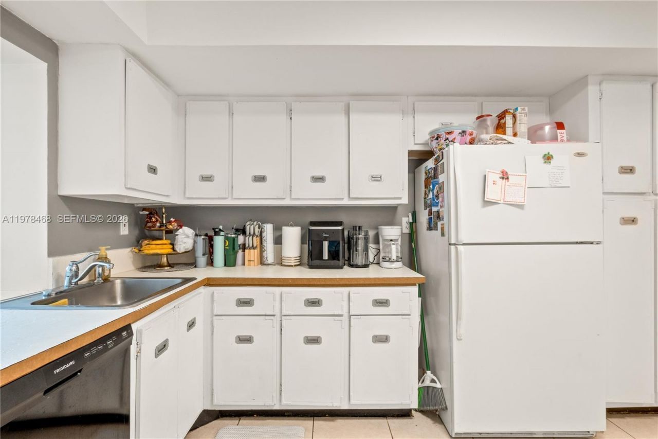 1000 Parkview Dr, Unit 115, Hallandale Beach, FL 33009 Photo