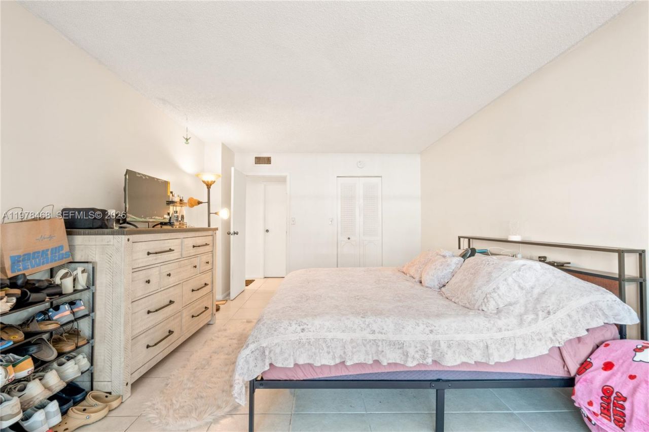 1000 Parkview Dr, Unit 115, Hallandale Beach, FL 33009 Photo