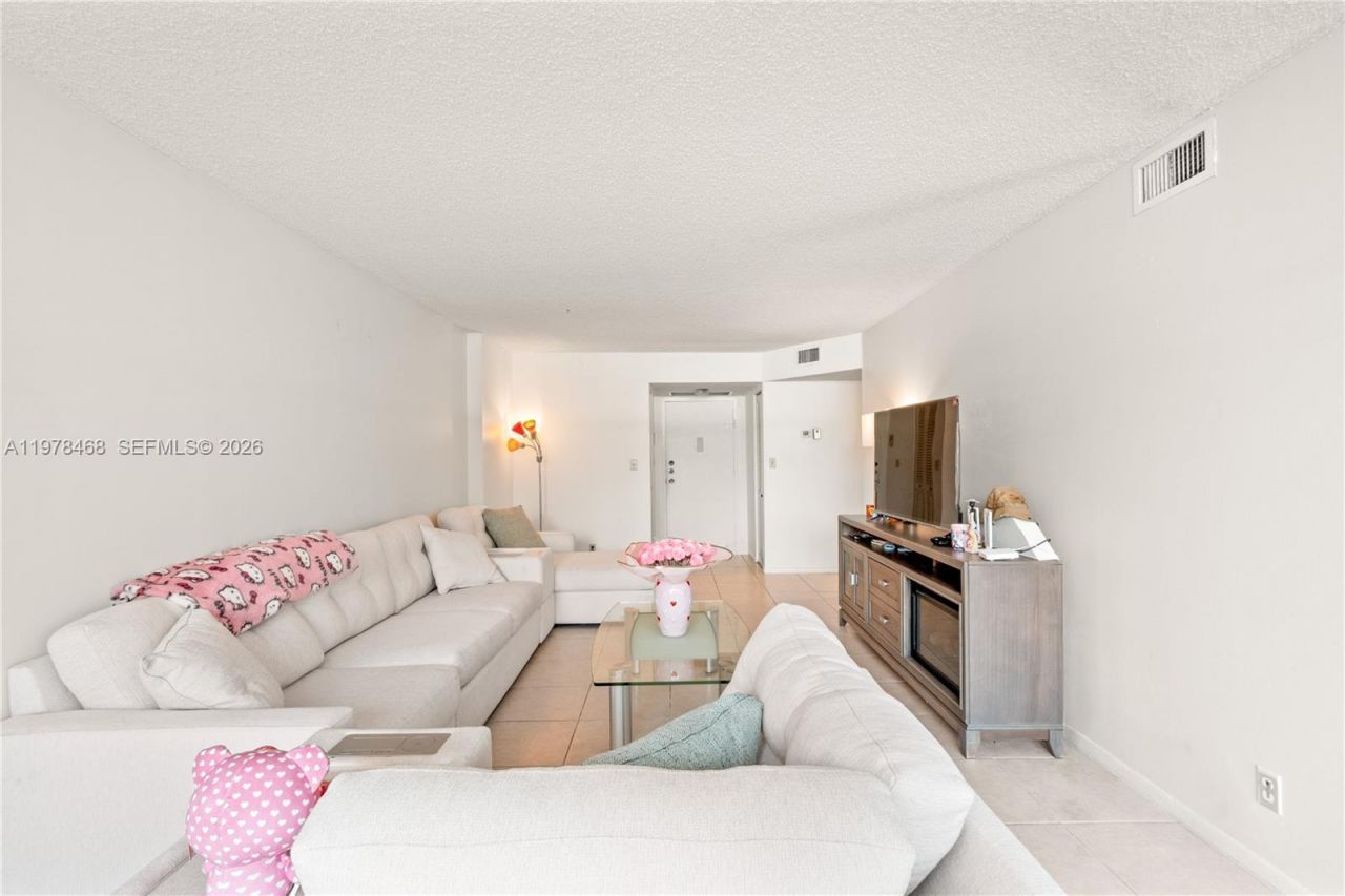 1000 Parkview Dr, Unit 115, Hallandale Beach, FL 33009 Photo