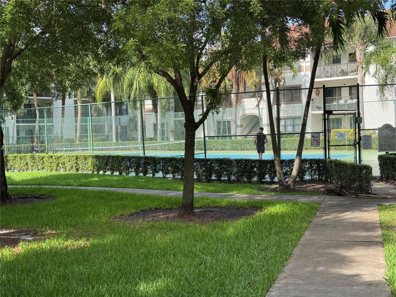 570 S Park Rd, Unit 13-6, Hollywood, FL 33021 Photo