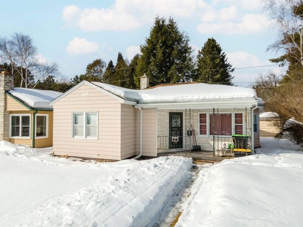 27 N 9th Avenue, Iron River, MI 49935