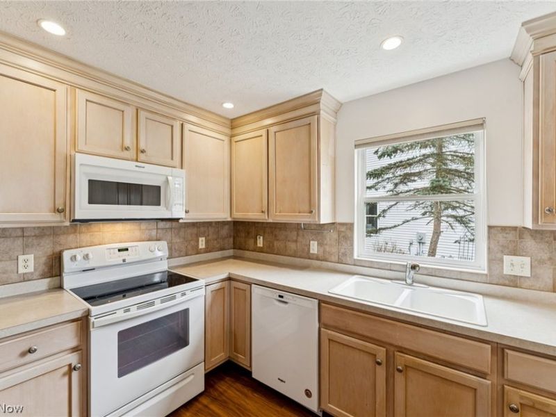 654 Brownstone Circle, Avon Lake, OH 44012 Photo 15