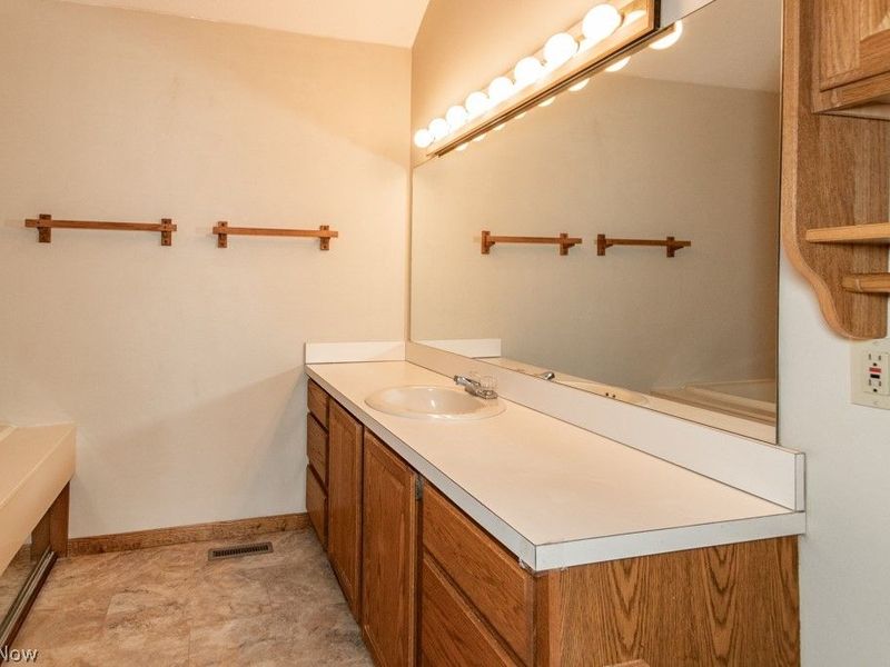 562 Meredith Lane , Cuyahoga Falls, OH 44223 Photo 24