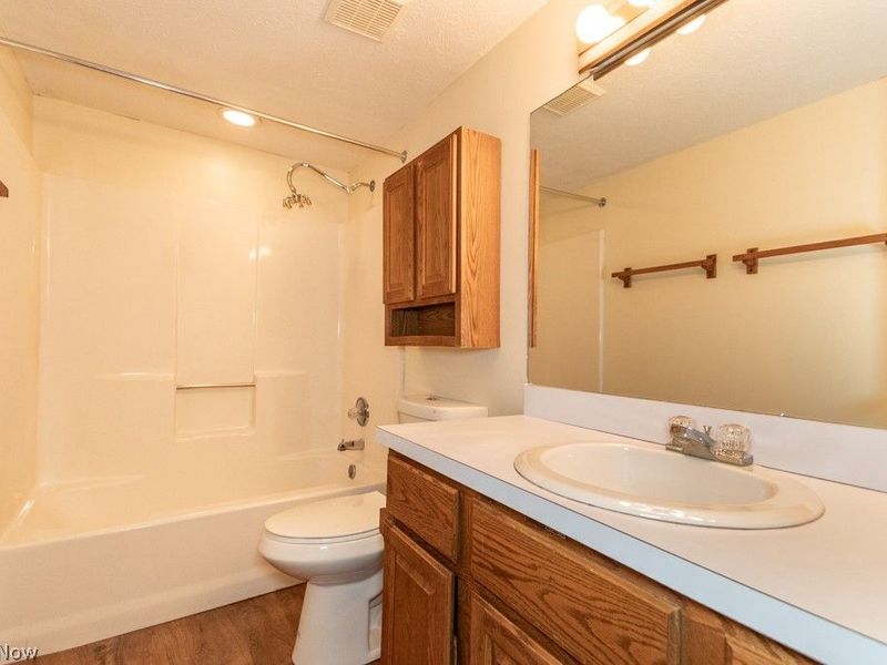 562 Meredith Lane , Cuyahoga Falls, OH 44223 Photo 8