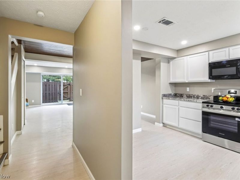 15290 Pine Hill Trail, Middleburg Heights, OH 44130 Photo 10