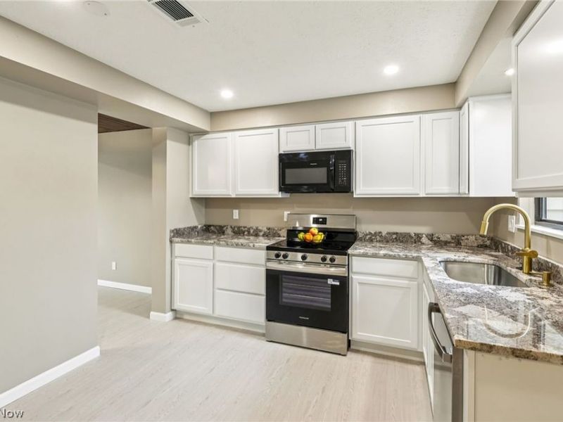 15290 Pine Hill Trail, Middleburg Heights, OH 44130 Photo 11