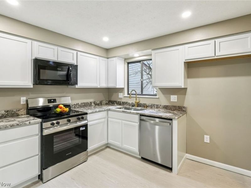 15290 Pine Hill Trail, Middleburg Heights, OH 44130 Photo 12