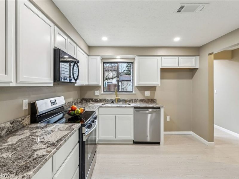 15290 Pine Hill Trail, Middleburg Heights, OH 44130 Photo 13