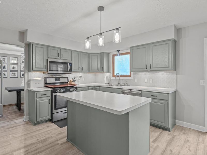 107 Keswick Court, Amherst, OH 44001 Photo 5