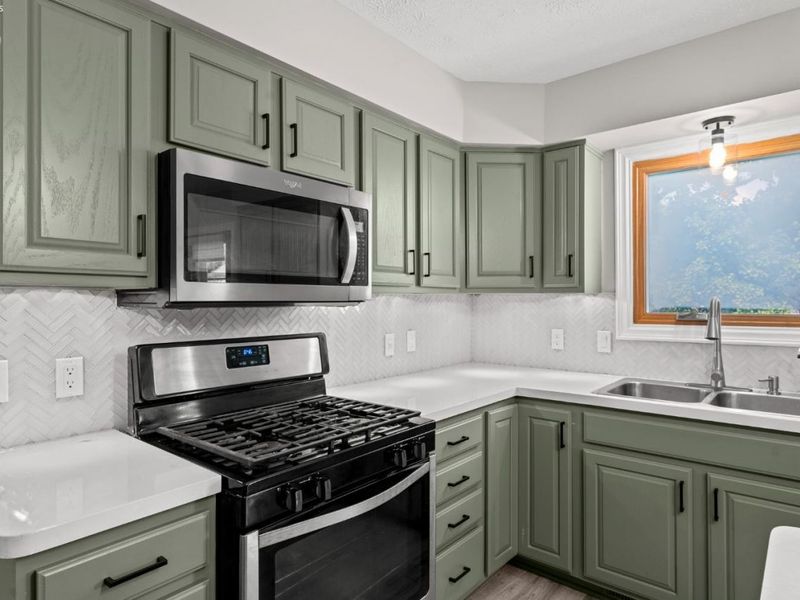 107 Keswick Court, Amherst, OH 44001 Photo 6