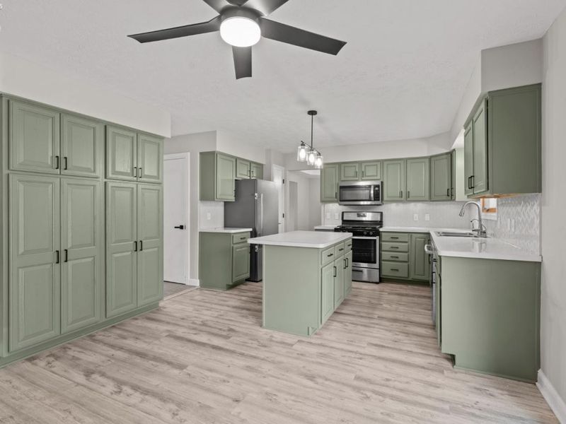 107 Keswick Court, Amherst, OH 44001 Photo 8