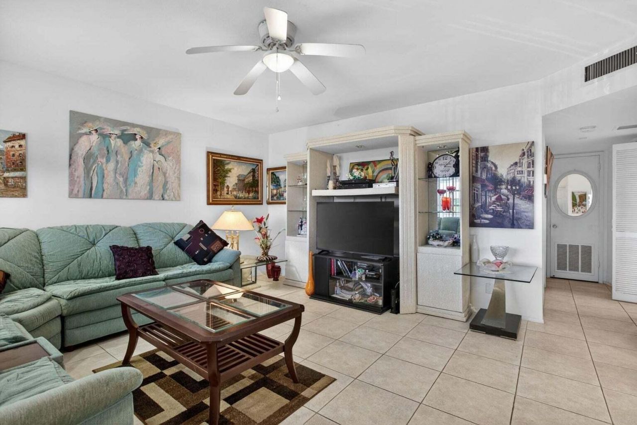 100 SE 6th Avenue, Unit 303, Pompano Beach, FL 33060 Photo