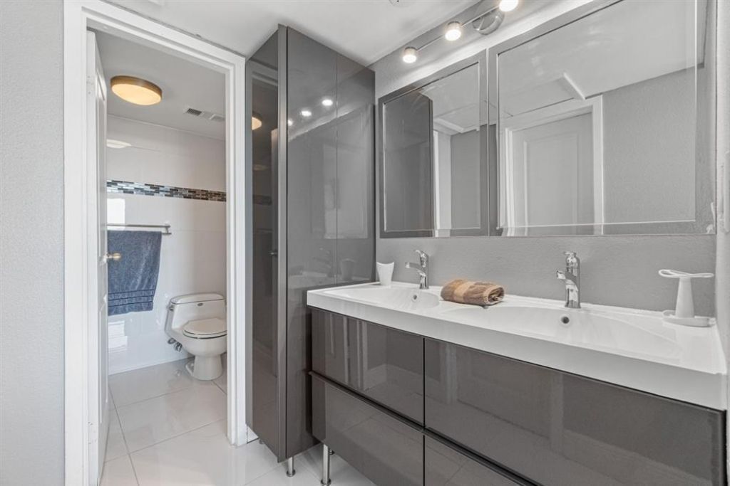 1830 Embassy Drive, Unit 613, West Palm Beach, FL 33401 Photo