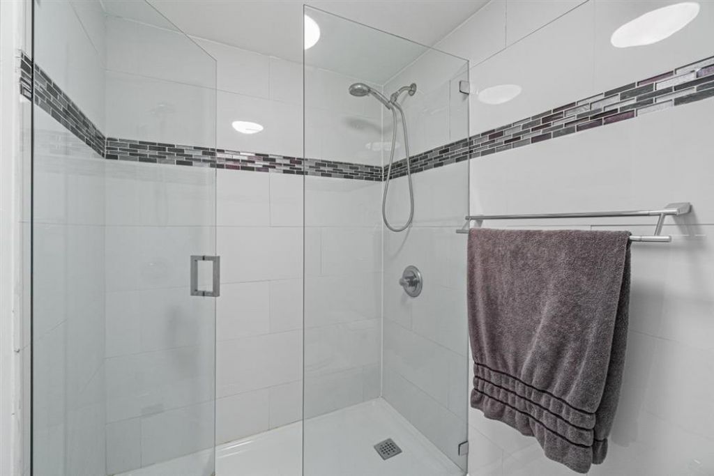 1830 Embassy Drive, Unit 613, West Palm Beach, FL 33401 Photo