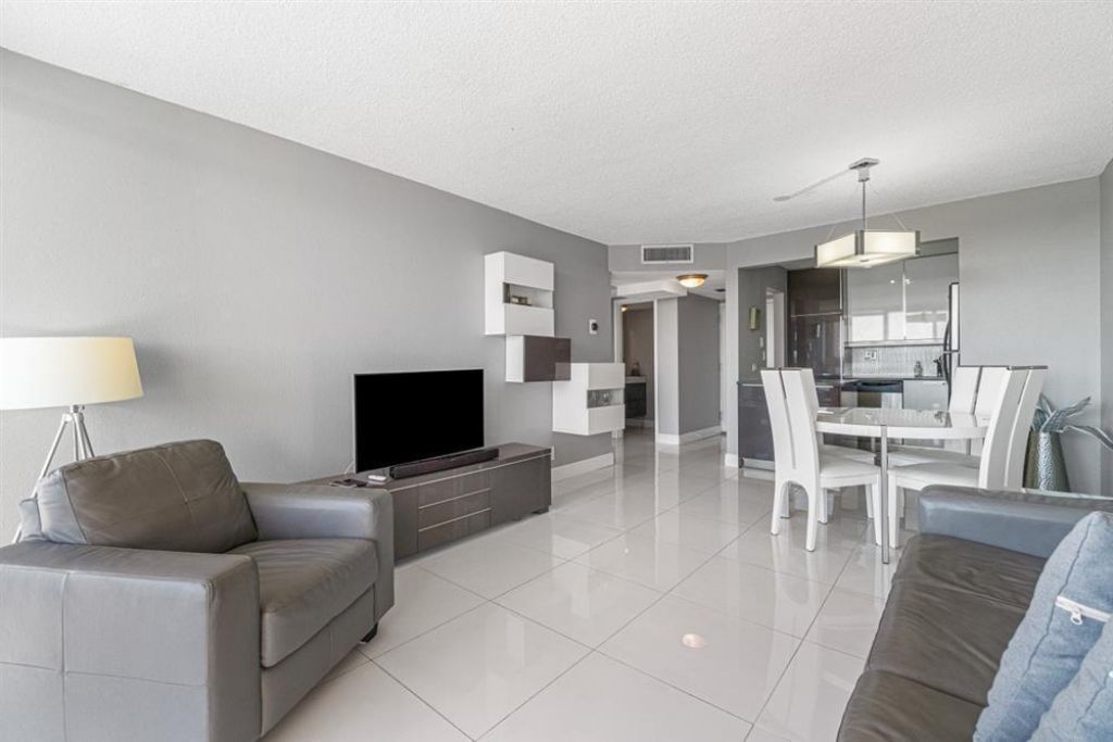 1830 Embassy Drive, Unit 613, West Palm Beach, FL 33401 Photo