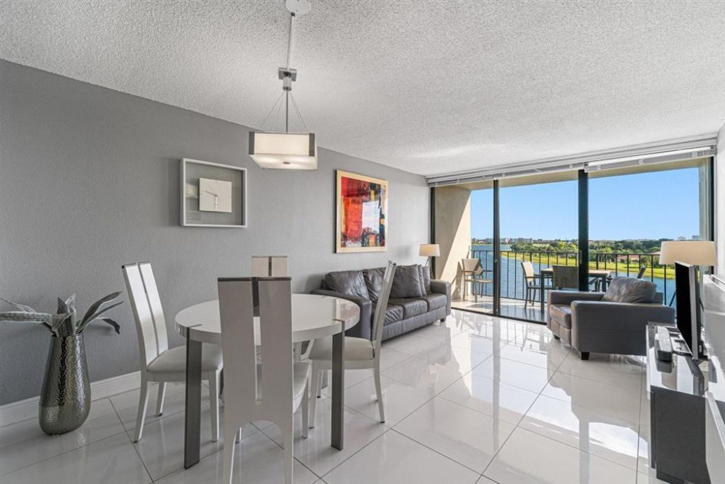 1830 Embassy Drive, Unit 613, West Palm Beach, FL 33401 Photo