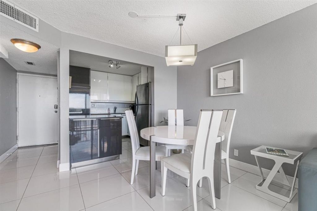 1830 Embassy Drive, Unit 613, West Palm Beach, FL 33401 Photo