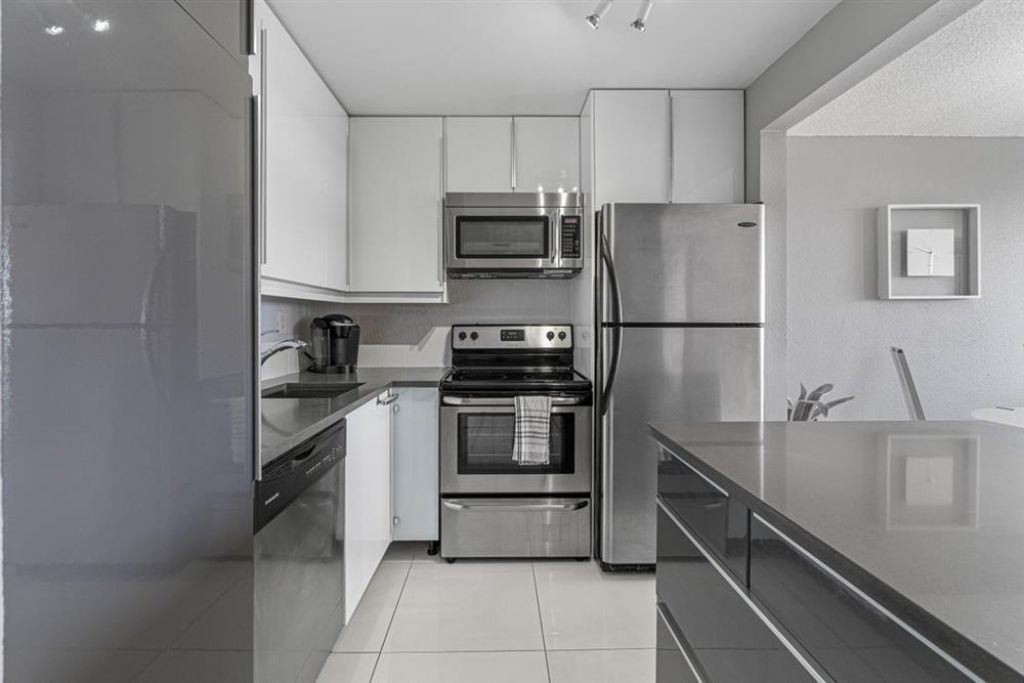 1830 Embassy Drive, Unit 613, West Palm Beach, FL 33401 Photo