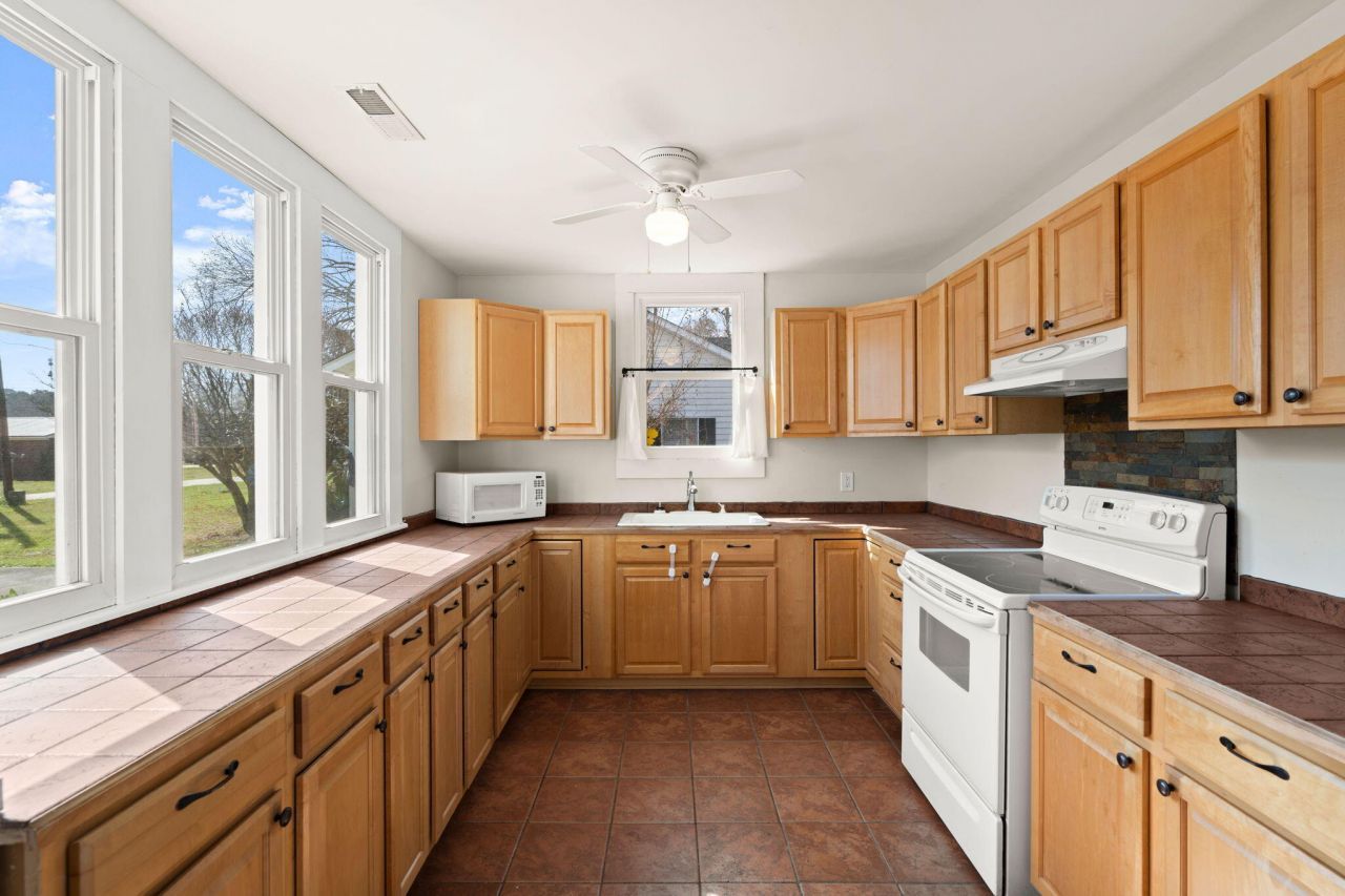 202 Quaker Street Photo 18