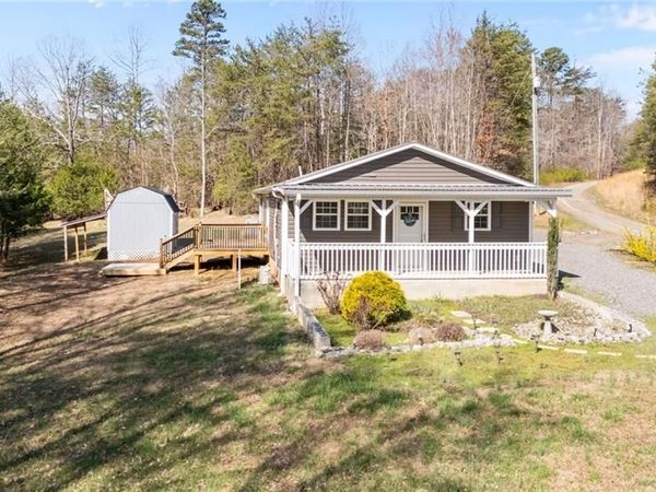 1202 Farm Road , Pilot Mountain, NC 27041